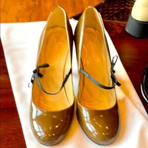 Kate Spade Brown Patent Leather Heels with black bow. Size 8